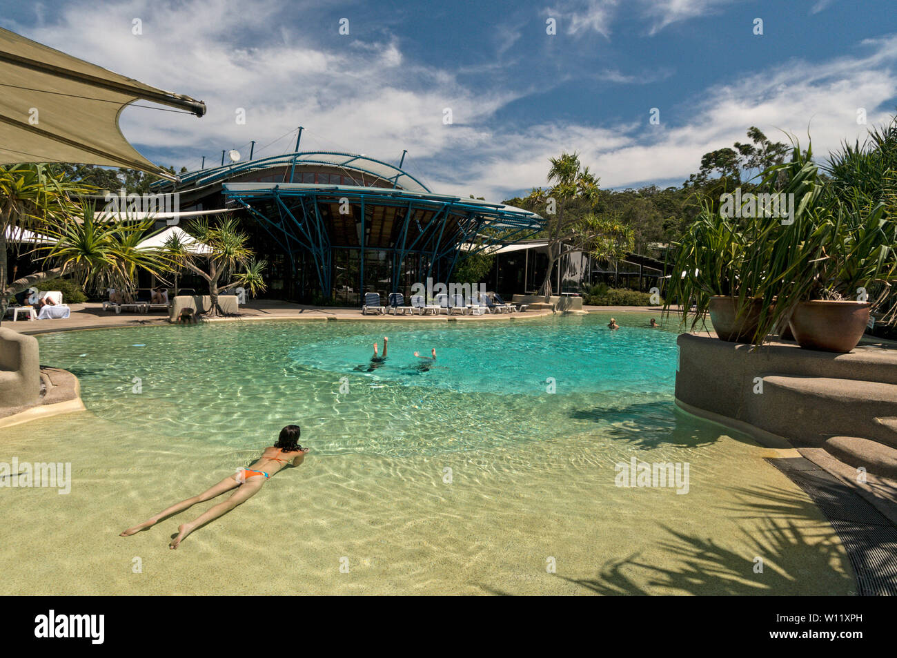 Le Kingfisher Bay Resort de luxe et une piscine sur Fraser Island, Queensland, Australie l'île Fraser est un site du patrimoine mondial et est le plus grand s Banque D'Images