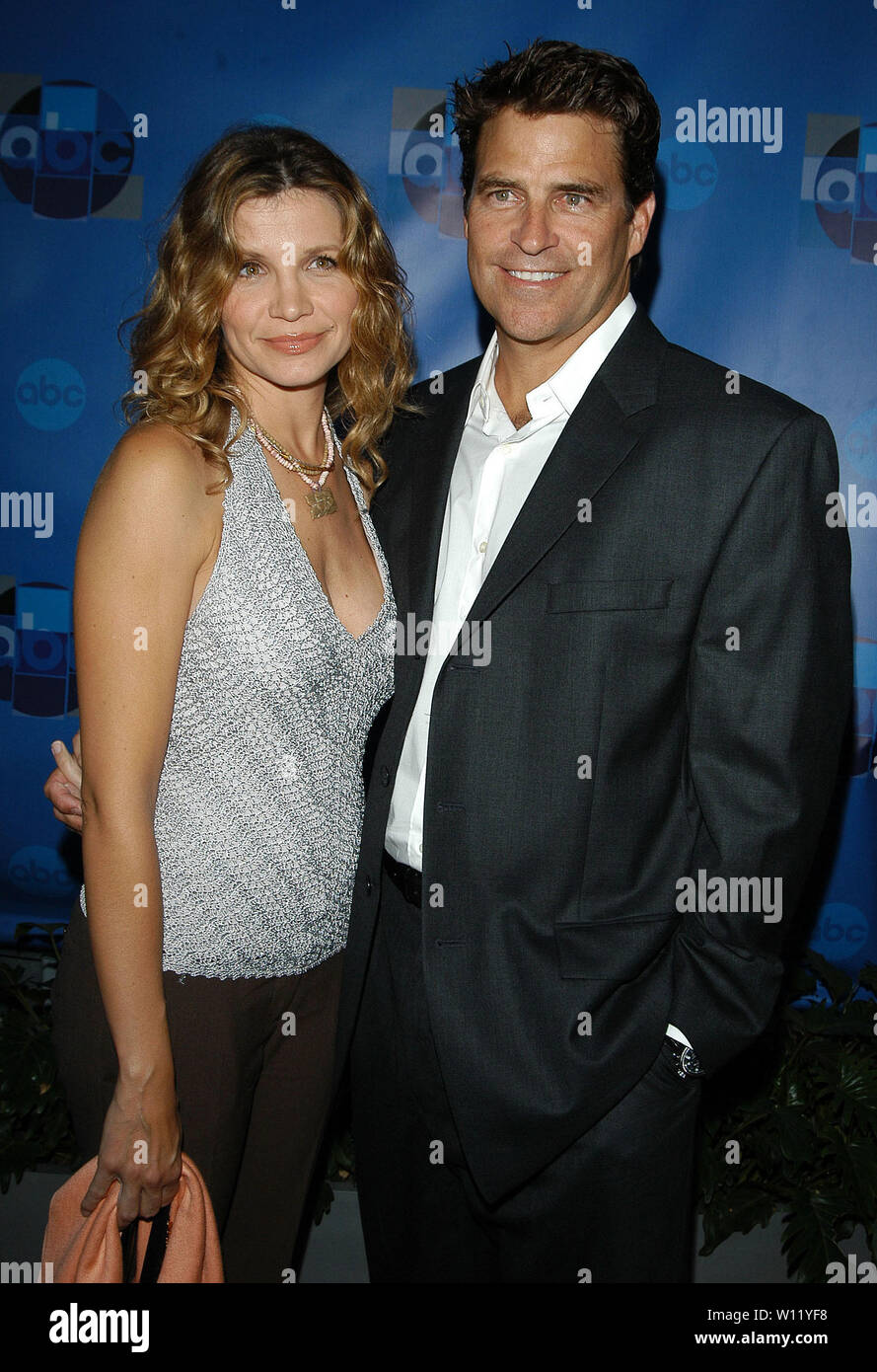 Ted McGinley et femme Gigi du riz au ABC All-Star 2004 partie en C2 Cafe à Century City, CA. L'événement a eu lieu le mardi 13 juillet, 2004. Photo par : SBM / PictureLux - Tous droits réservés - N° de référence du fichier SBMPLX 33790-6508 Banque D'Images