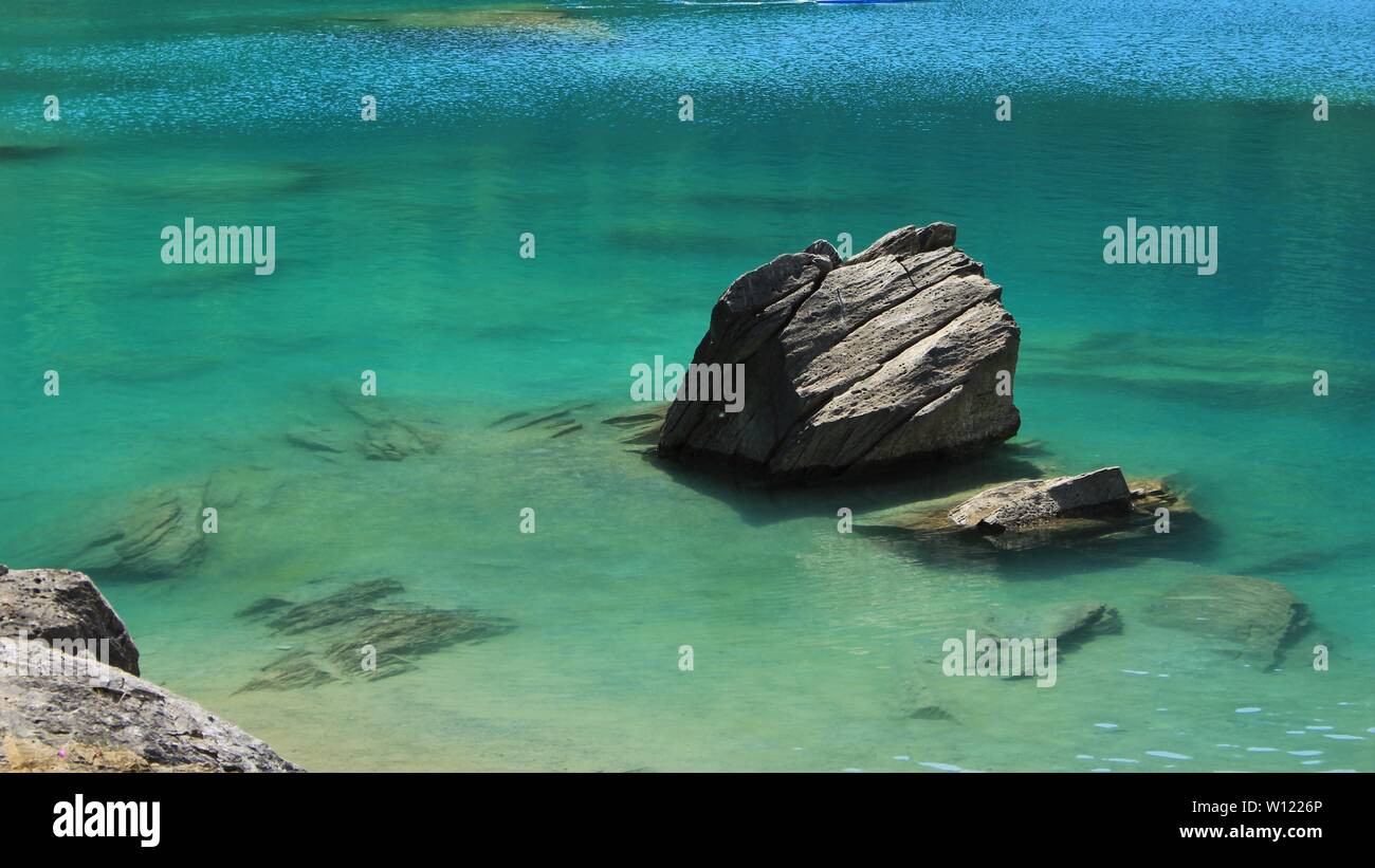 Rock et l'eau turquoise du lac de Cauma. Banque D'Images