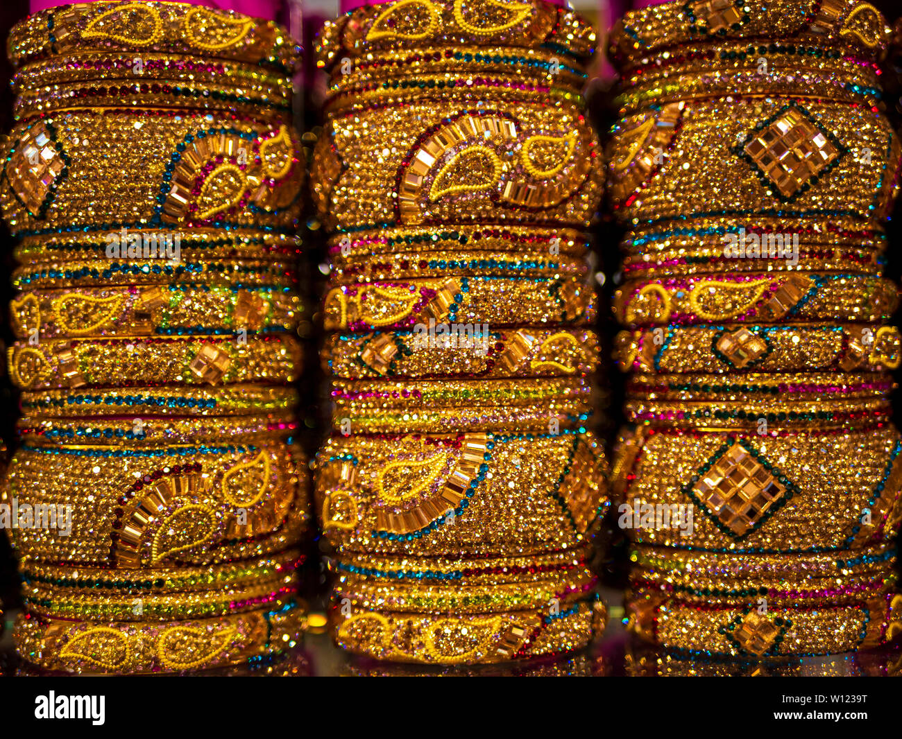Indian Bangles bracelets traditionnels pakistanais ou en vente dans le marché Banque D'Images