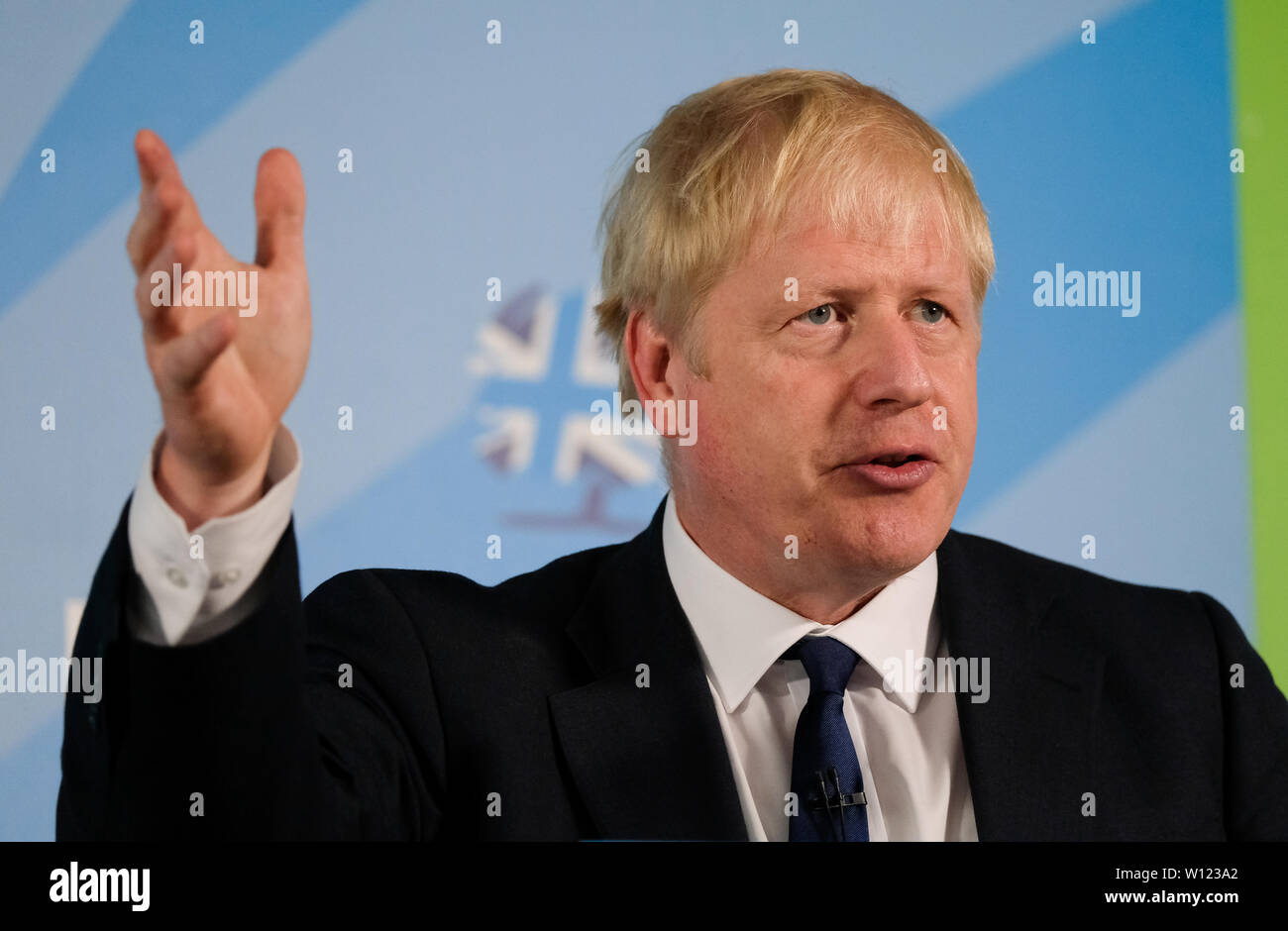 La direction du parti conservateur, Boris Johnson, candidat à la direction du parti conservateur s'exprimant lors d'une campagne électorale à l'Hippodrome de Carlisle. Banque D'Images