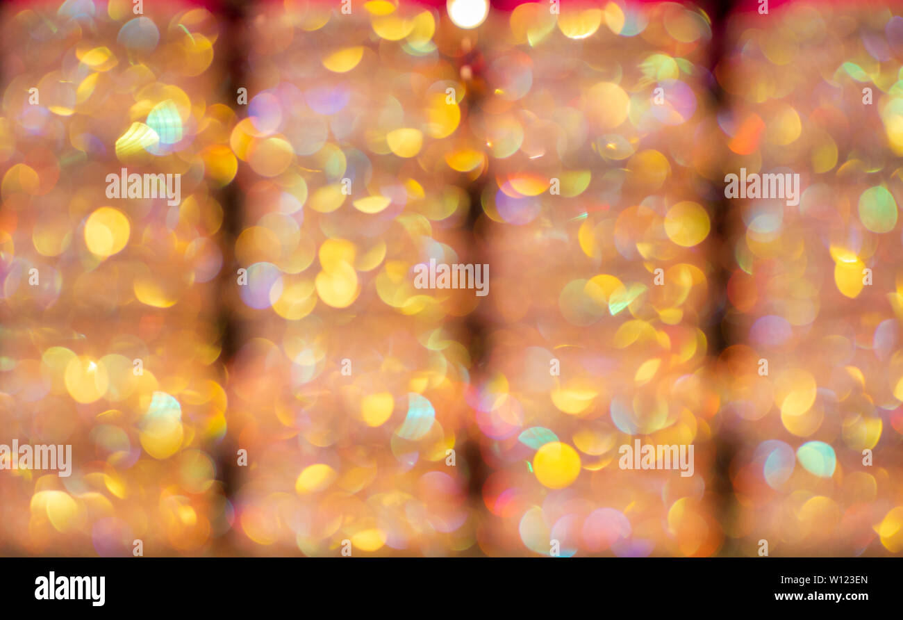 À partir de l'arrière-plan flou d'argent doré bangles multicolore Banque D'Images