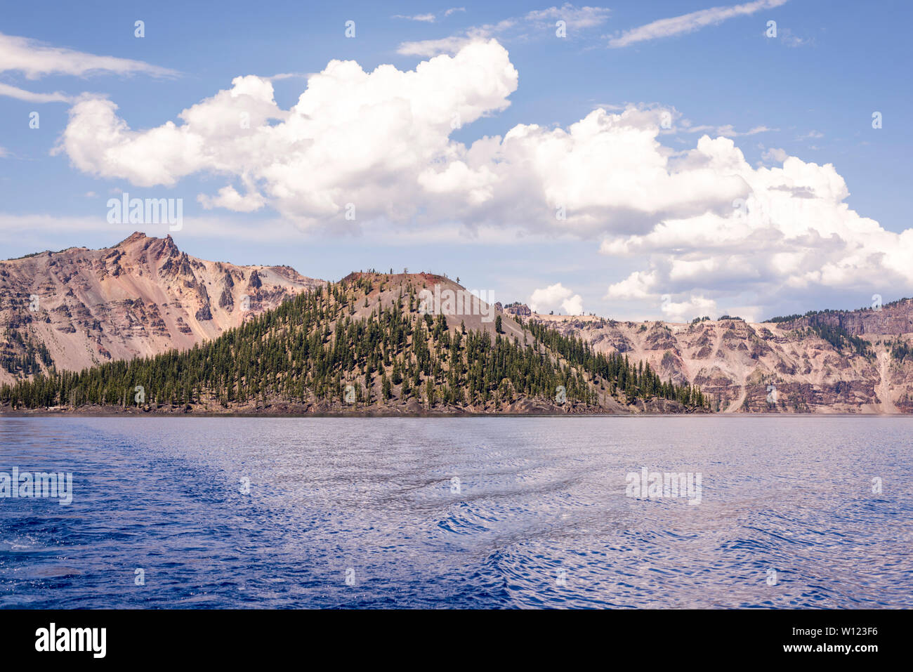 L'île de l'assistant dans le lac du cratère, photographié d'un bateau d'excursion. Crater Lake National Park, Oregon, USA. Banque D'Images