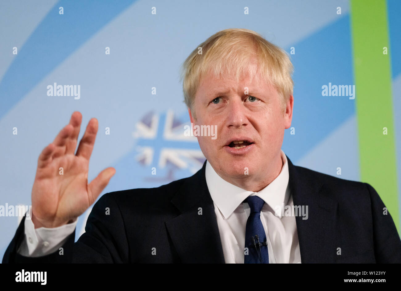 La direction du parti conservateur, Boris Johnson, candidat à la direction du parti conservateur s'exprimant lors d'une campagne électorale à l'Hippodrome de Carlisle. Banque D'Images