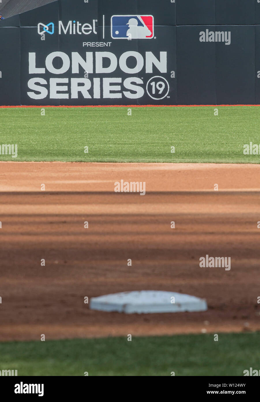 Stade de Londres, Londres, Royaume-Uni. 29 Juin, 2019. Mitel &AMP ; présent MLB baseball série Londres, Boston Red Sox contre New York Yankees ; une vue de la base avec la 2ème série de Londres 2019 logo sur le mur d'Action Crédit : Plus Sport/Alamy Live News Banque D'Images