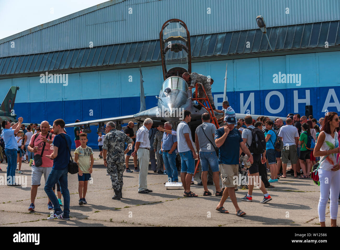 Journée portes ouvertes pour visiter avec exposition d'avions militaires à l'aéroport de Graf Ignatievo, Bulgarie Banque D'Images