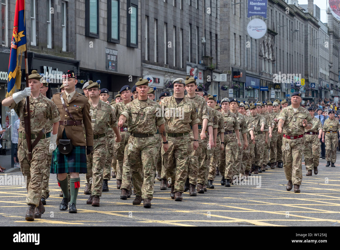 Aberdeen, Écosse - Juin 29th, 2019 : le personnel militaire, les anciens combattants et les cadets défilant sur Union Street, Aberdeen, pour marquer la Journée nationale des Forces armées du Royaume-Uni. Banque D'Images