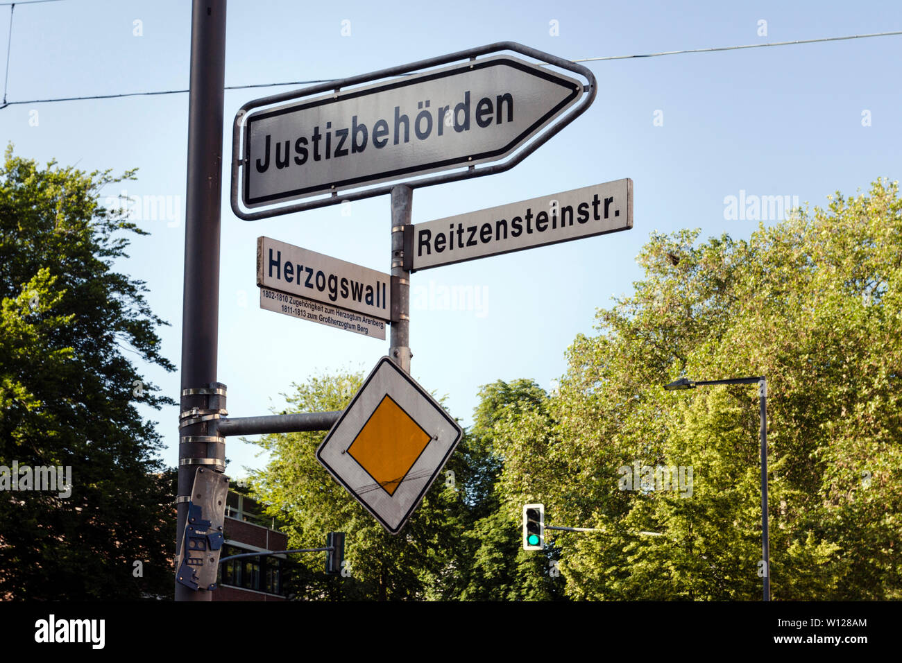 La signalisation routière, Reitzensteinstraße Herzogswall et panneau indiquant aux autorités judiciaires Banque D'Images
