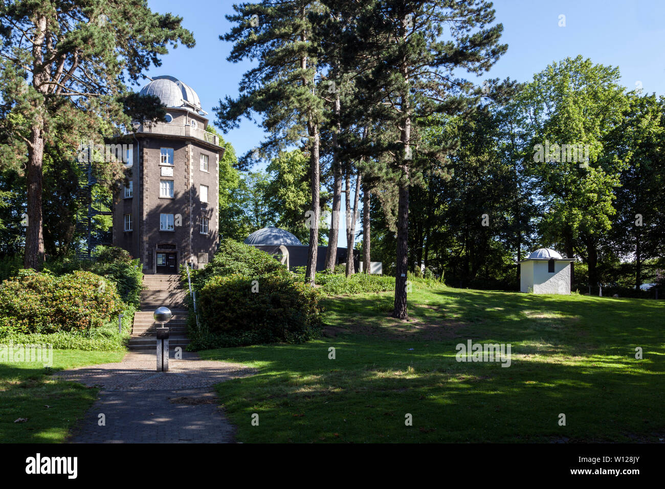 Westfalische Volkssternwarte westphalien - observatoire public dans le jardin de la ville de Recklinghausen, en face d'elle un modèle du soleil, de l'échelle 1:3 milliards Banque D'Images