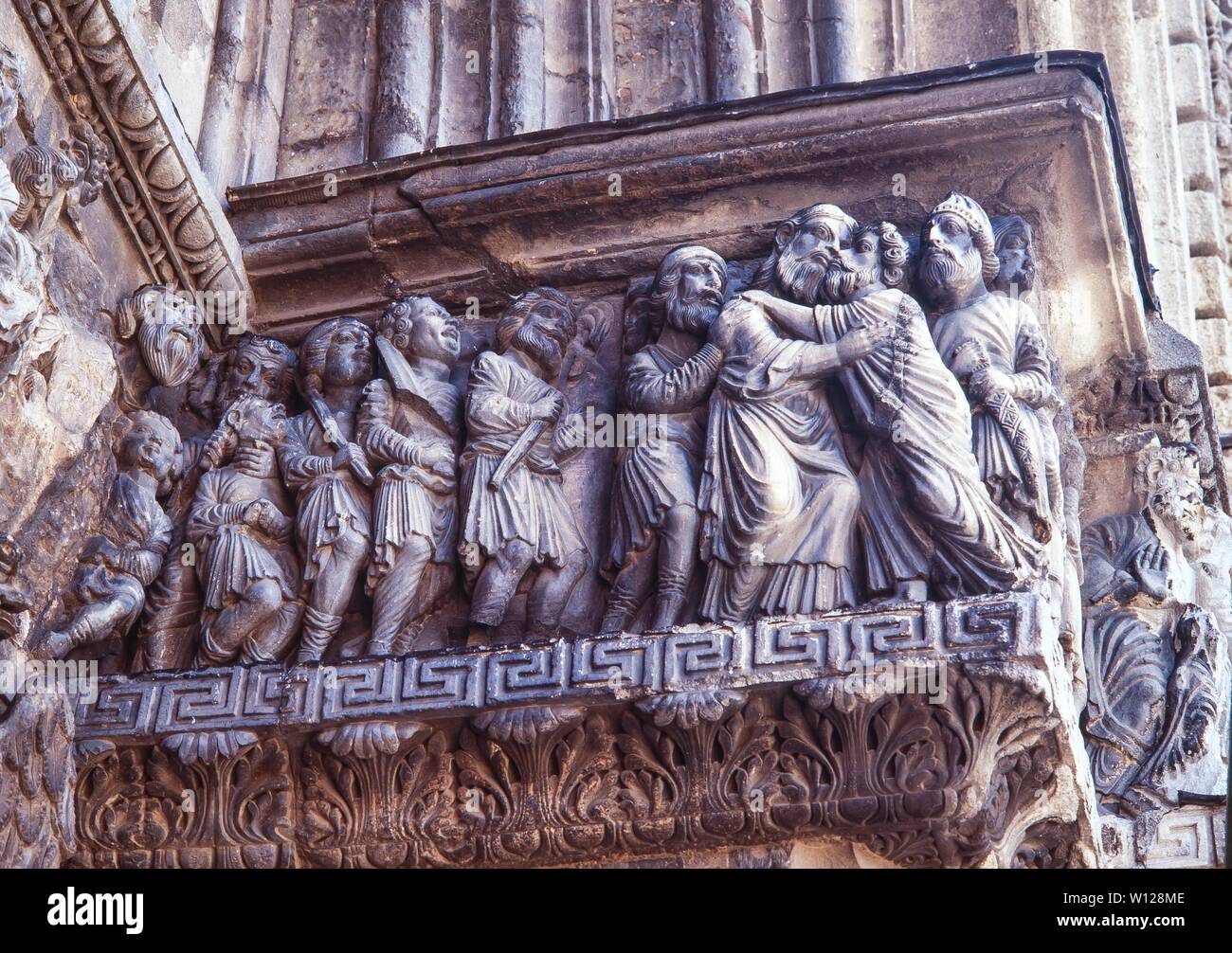 Détail du portail central de l'abbaye de Saint-Gilles (baiser de Judas), 12e siècle. Banque D'Images