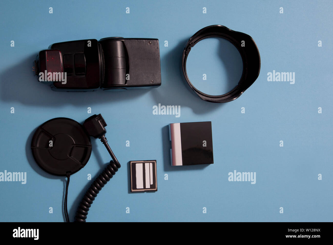L'équipement de l'appareil photo avec bouchon d'objectif, flash, lecteur de carte Banque D'Images