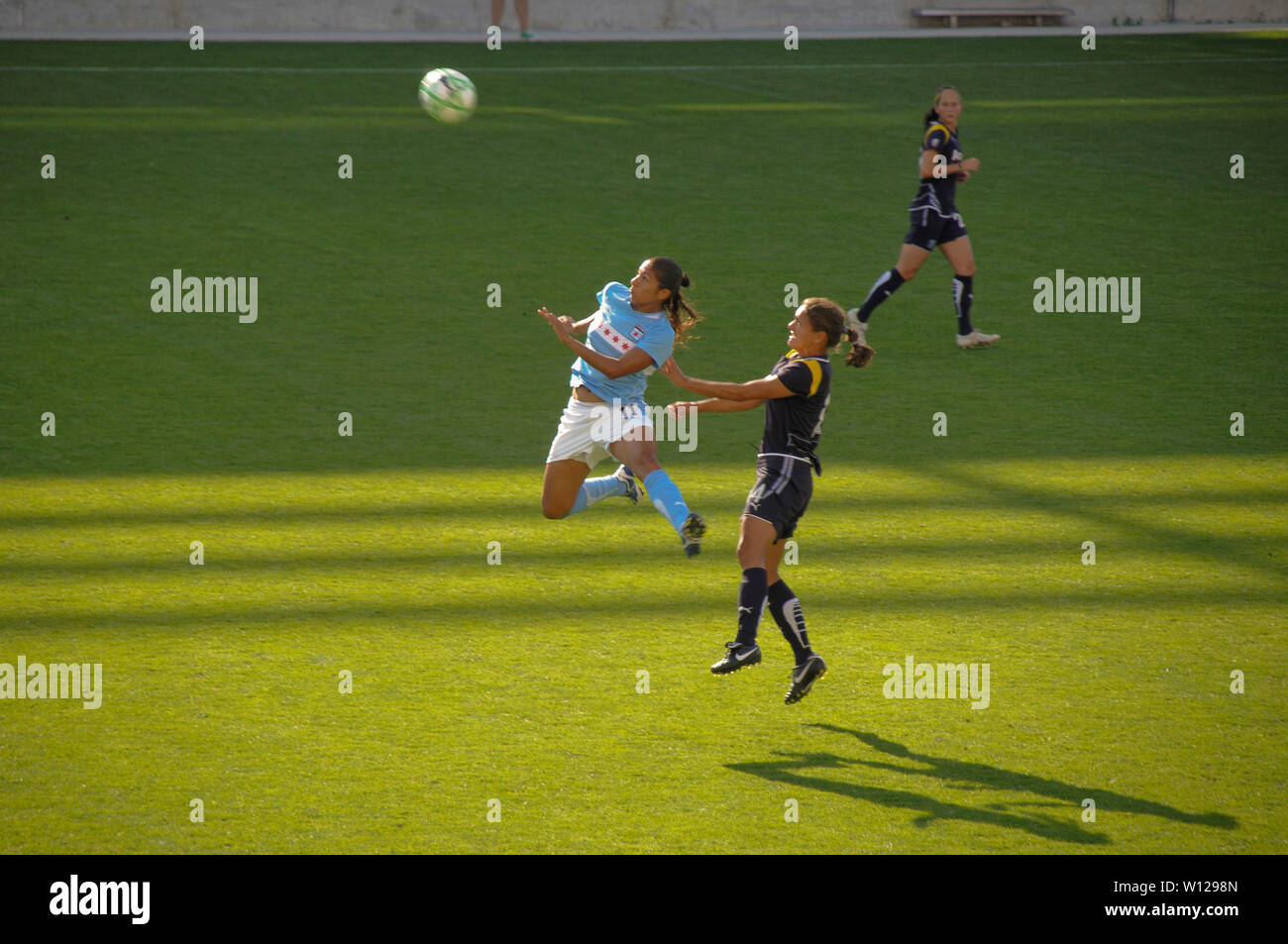 Joueur de football pour les Chicago Red Stars va pour un en-tête Banque D'Images