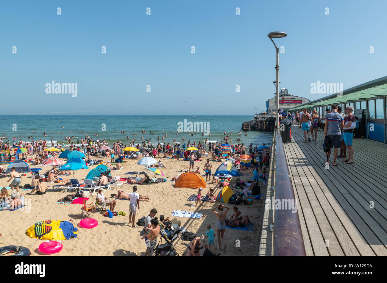 Bournemouth, Royaume-Uni. 29 juin 2019. Des milliers de touristes affluent vers les plages de sable de Bournemouth sur la journée la plus chaude de l'année jusqu'à présent. A des températures de 28°C dans la région. Crédit : Thomas Faull/Alamy Live News Banque D'Images