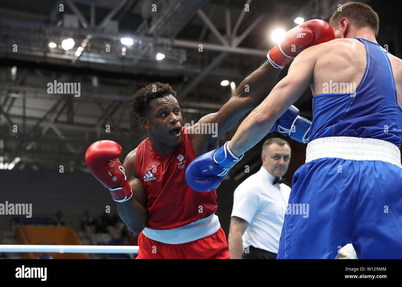 La grande-Bretagne Chedon Clarke (à gauche) en action contre le biélorusse Uladzislau Smithahlikau lors de leur demi-finale de Heavyweight, pendant le huitième jour des Jeux européens 2019 à Minsk. APPUYEZ SUR ASSOCIATION photo. Date de la photo: Vendredi 28 juin 2019. Voir PA Story SPORT européen. Le crédit photo devrait se lire: Martin Rickett/PA Wire. Banque D'Images