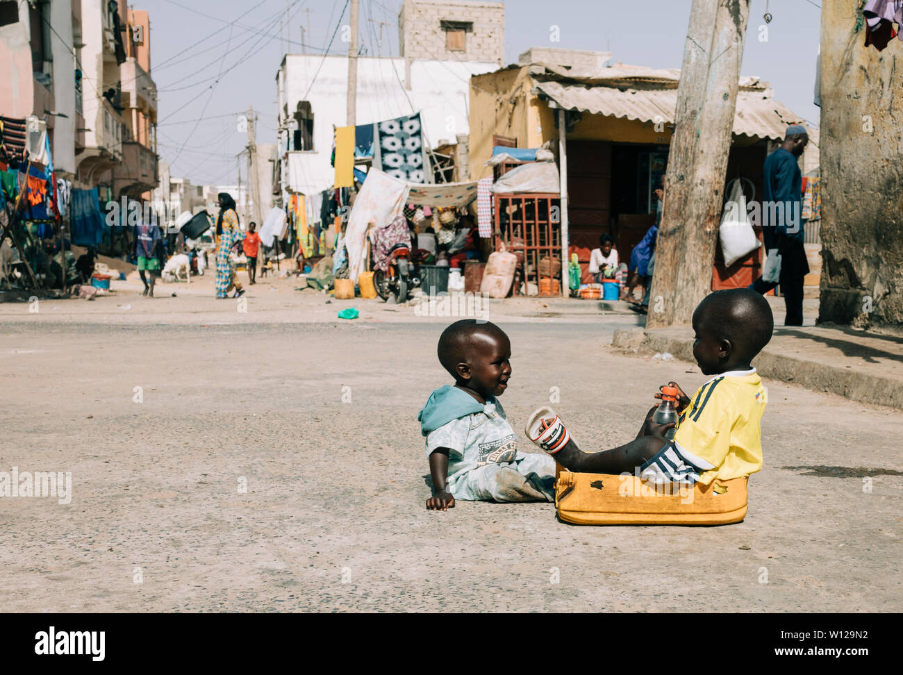 Enfants jouant à Saint-Louis, Sénégal Banque D'Images