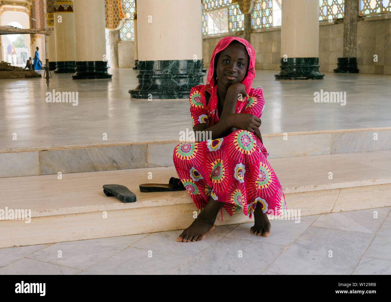 Jeune fille dans la Grande Mosquée de Touba Banque D'Images
