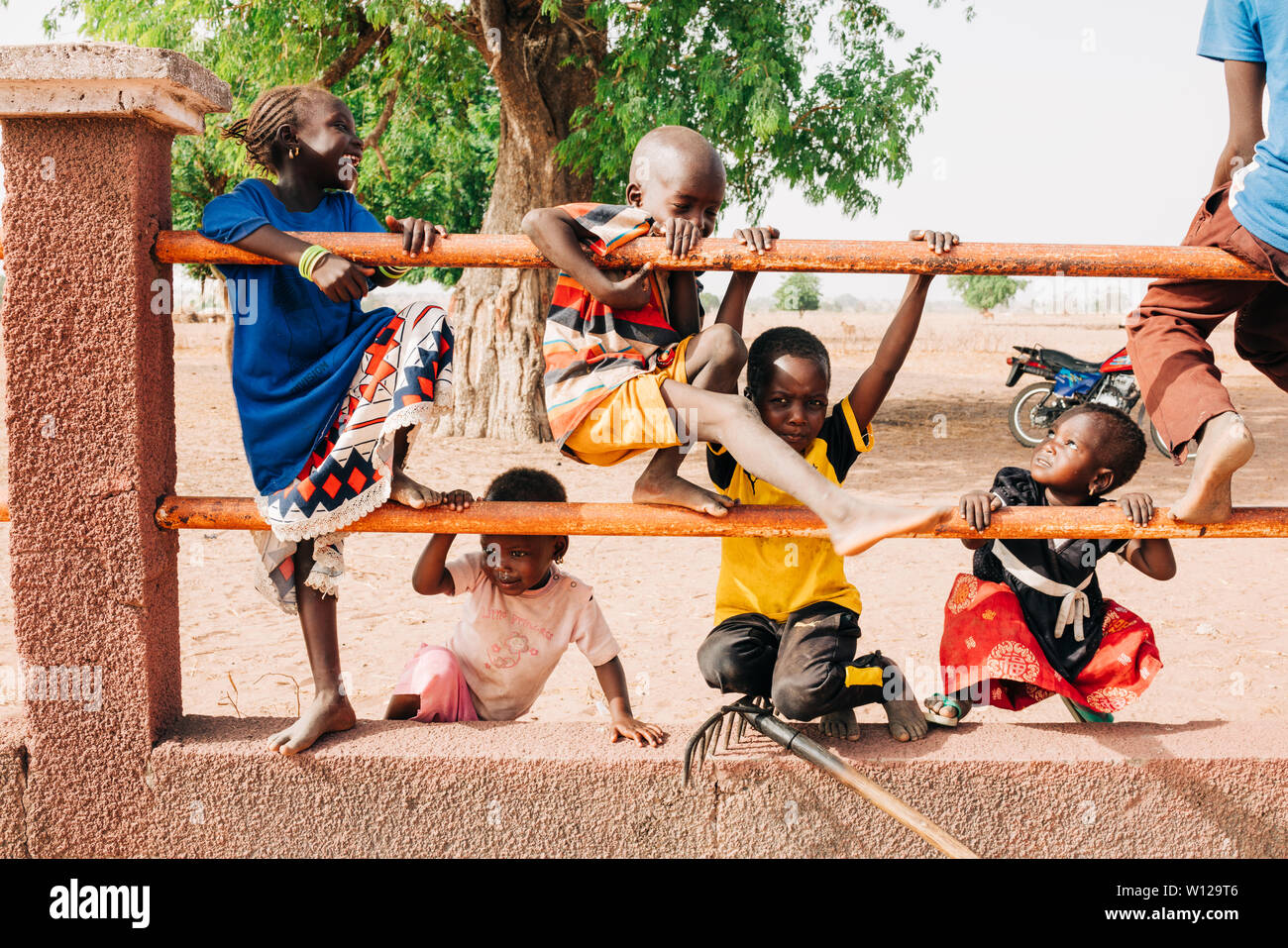 Enfants jouant à Saint-Louis, Sénégal Banque D'Images