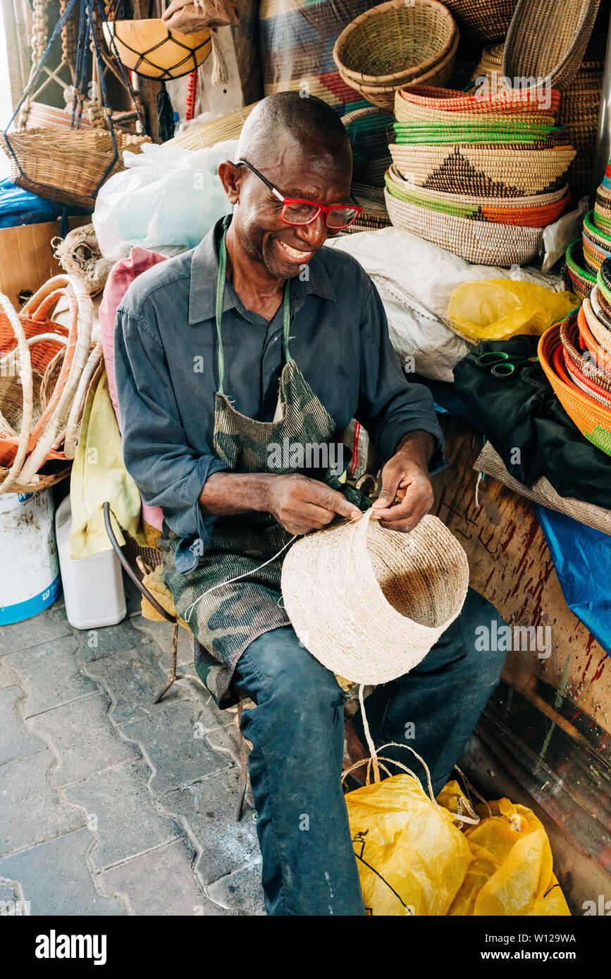 L'homme traditionnel marché de tissage panier Banque D'Images