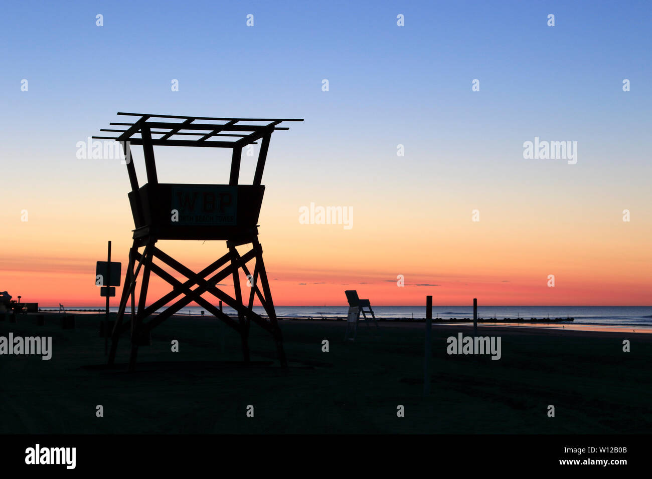 Un sauveteur de guet au lever du soleil sur la plage de Wildwood, New Jersey, USA Banque D'Images