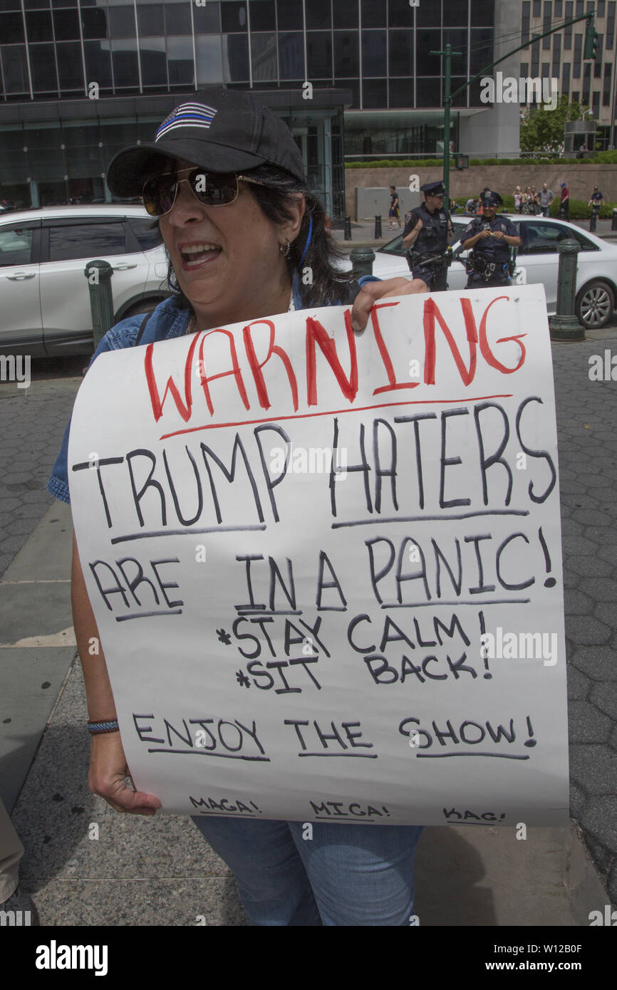 Destituer Le Président Trump rassemblement à Foley Square à Manhattan, New York City. Partisan d'Atout compteur. Banque D'Images Destituer Le Président Trump rassemblement à Foley Square à Manhattan, New York City. Partisan d'Atout compteur. Banque D'Images