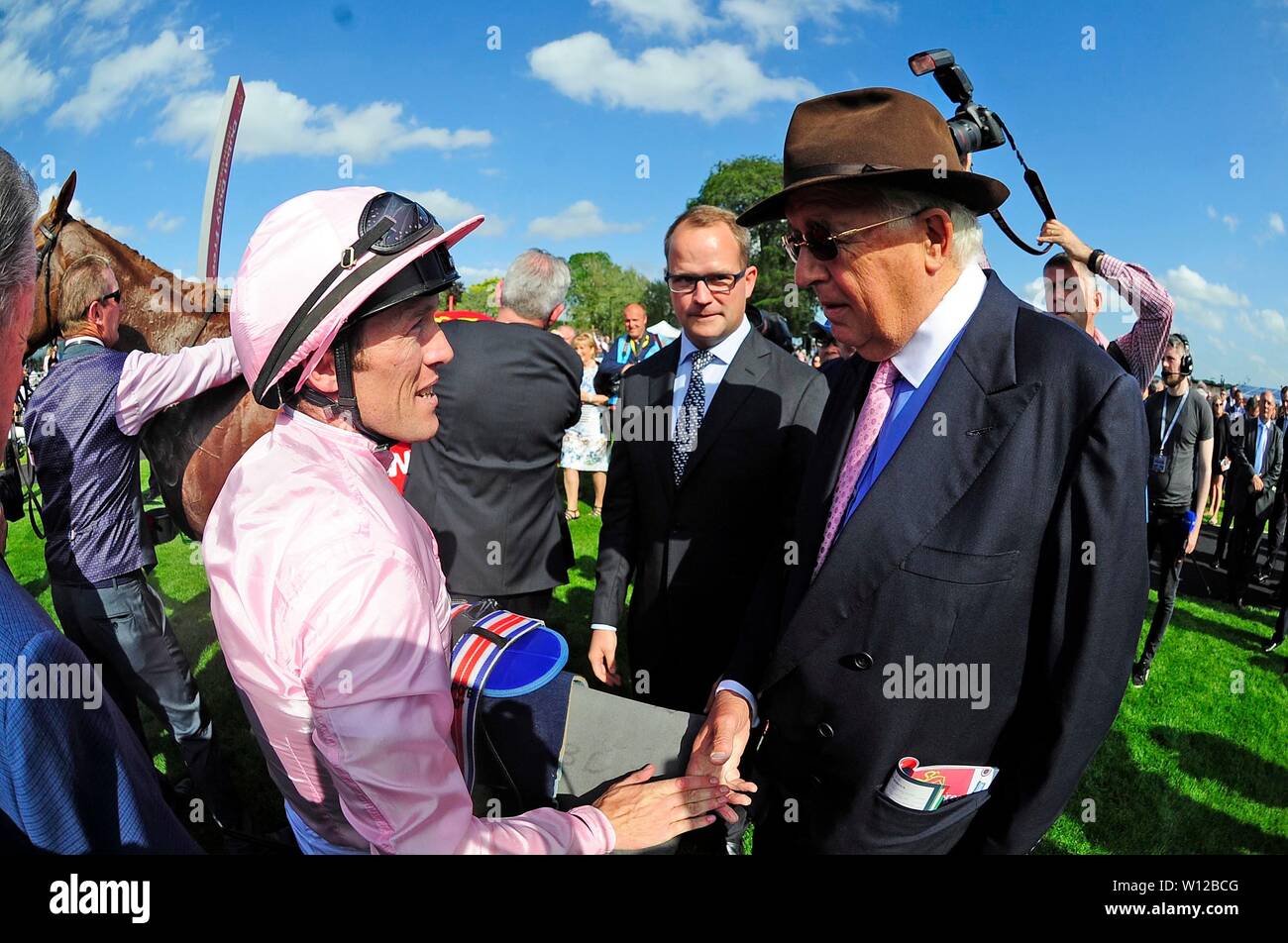 Souverain et Padraig Beggy avec John Magnier après avoir remporté le Derby irlandais Dubai Duty Free pendant deux jours de la Dubai Duty Free Derby irlandais Festival au Curragh Hippodrome, comté de Kildare. Banque D'Images