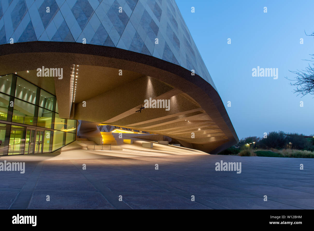 'Al Ain, Abou Dhabi/Emirats Arabes Unis - 6/26/2019 - Le Zoo d'Al Ain Cheikh Zayed Centre d'éducation et de la recherche de nuit architecture moderne brillant Banque D'Images