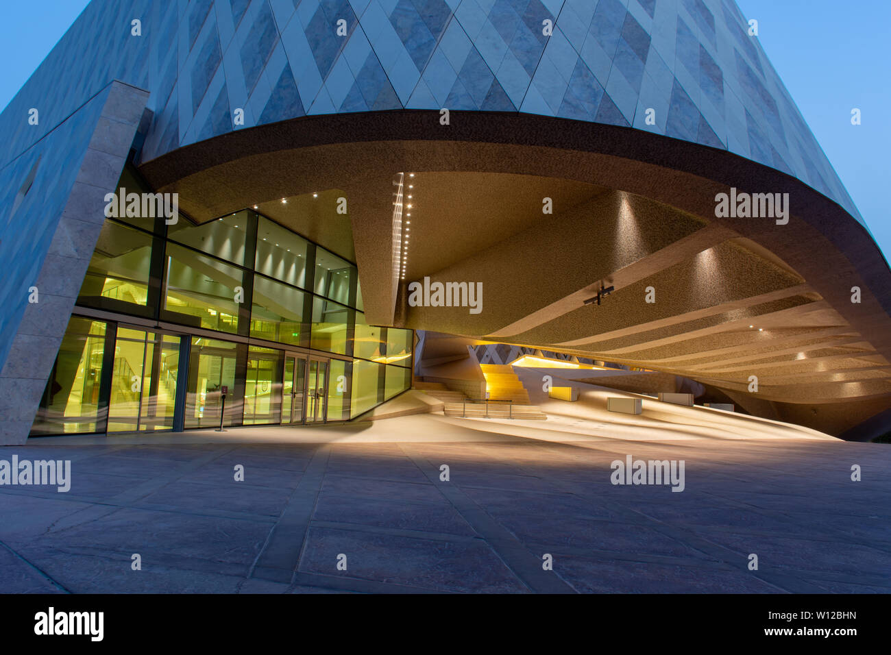 'Al Ain, Abou Dhabi/Emirats Arabes Unis - 6/26/2019 - Le Zoo d'Al Ain Cheikh Zayed Centre d'éducation et de la recherche de nuit architecture moderne brillant Banque D'Images