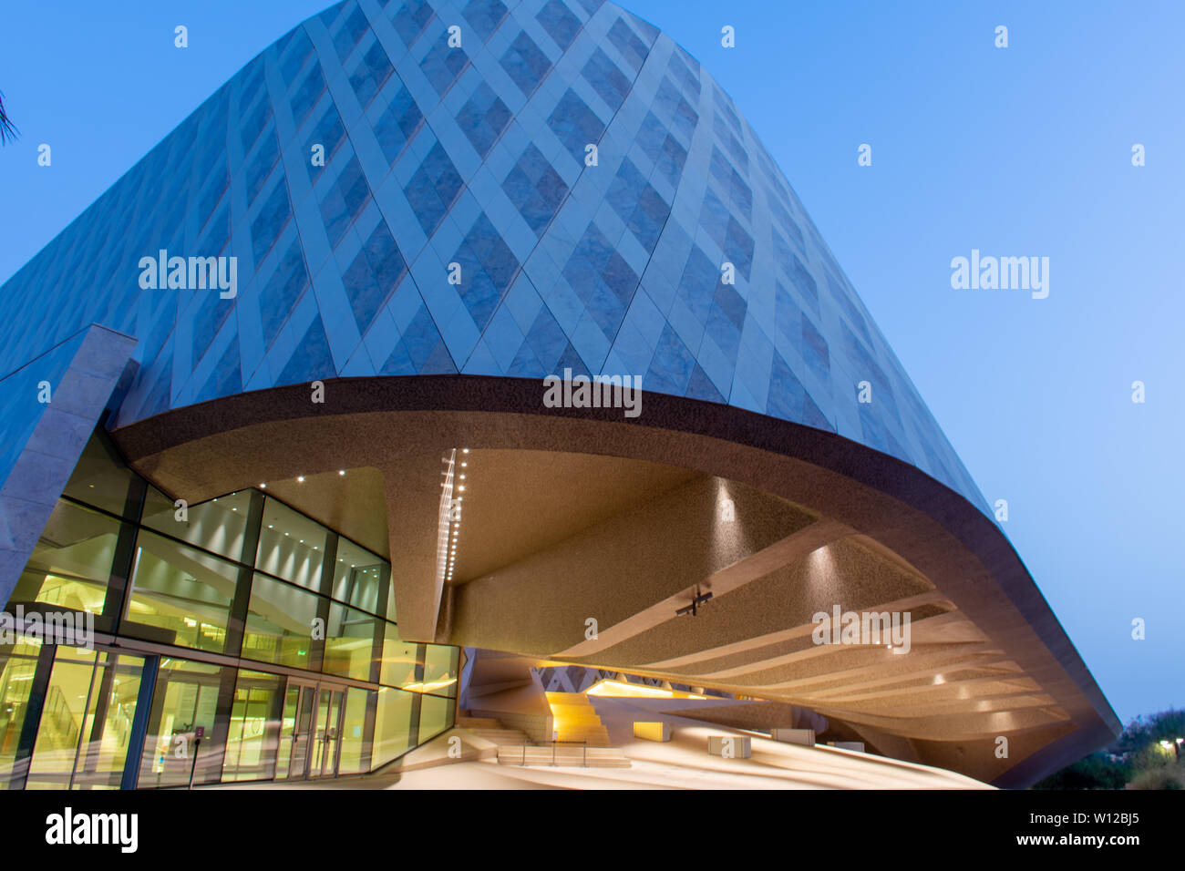 'Al Ain, Abou Dhabi/Emirats Arabes Unis - 6/26/2019 - Le Zoo d'Al Ain Cheikh Zayed Centre d'éducation et de la recherche de nuit architecture moderne brillant Banque D'Images