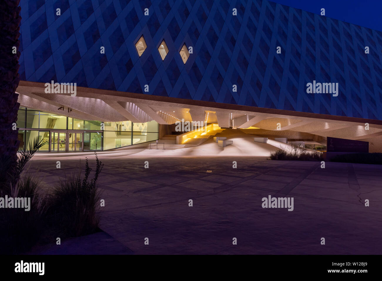 'Al Ain, Abou Dhabi/Emirats Arabes Unis - 6/26/2019 - Le Zoo d'Al Ain Cheikh Zayed Centre d'éducation et de la recherche de nuit architecture moderne brillant Banque D'Images