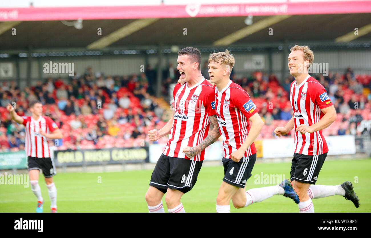 DAVID PARKHOUSE (Derry City FC) suivie de près par CIARON HARKIN (Derry City FC) & GREGG SLOGGETT (Derry City FC) vers le voyage Derry s Banque D'Images