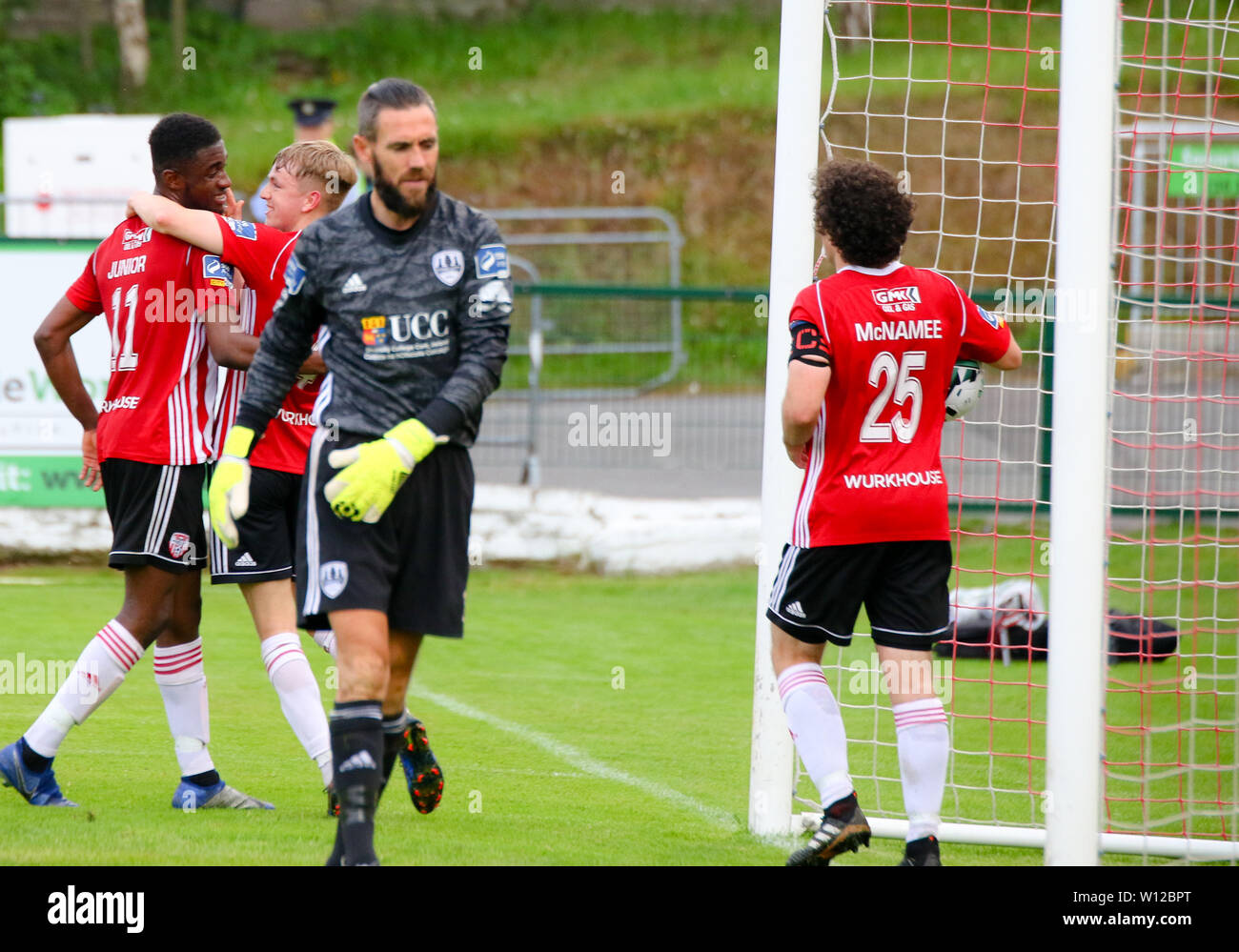 Un heureux CIARON HARKIN (Derry City FC) avec buteur (OGEDI JUNIOR Derry City FC) au cours de la fixation de la ligue Airtricity SSE entre Cork City F Banque D'Images