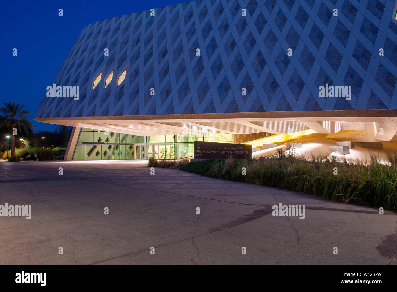 'Al Ain, Abou Dhabi/Emirats Arabes Unis - 6/26/2019 - Le Zoo d'Al Ain Cheikh Zayed Centre d'éducation et de la recherche de nuit architecture moderne brillant Banque D'Images