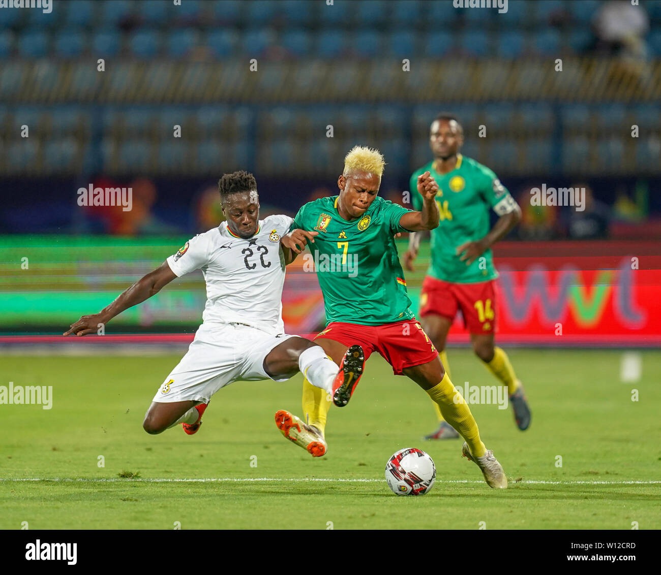 Ismailia, Égypte. 29 Juin, 2019. Clinton Njie du Cameroun et Andrew Kyere-Yiadom du Ghana difficile pour la balle pendant la coupe d'Afrique des Nations 2019 match entre le Cameroun et le Ghana à l'Ismaïlia stadium à Ismaïlia, en Égypte. Ulrik Pedersen/CSM/Alamy Live News Banque D'Images