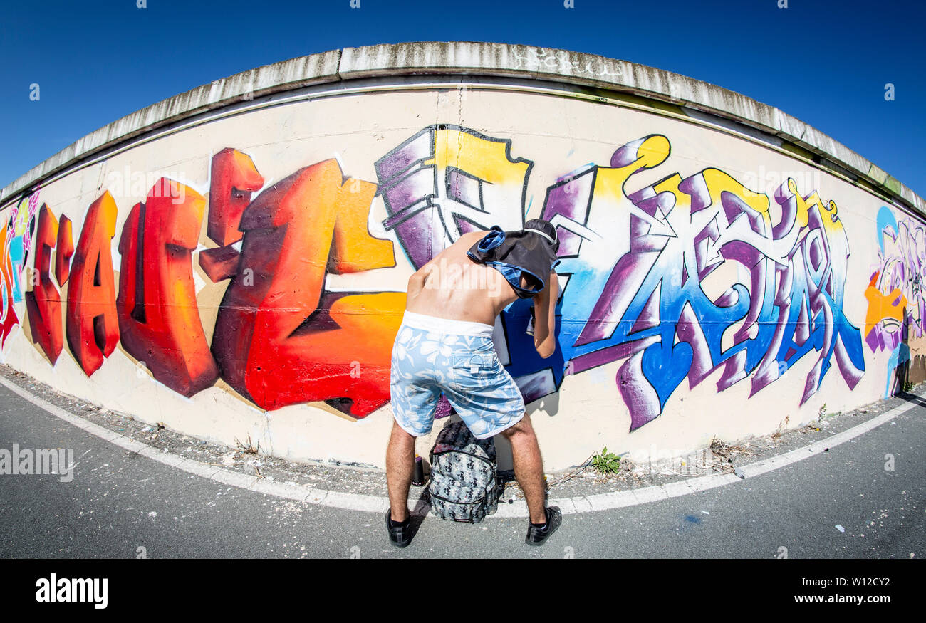 Imperia, Italie - 08/09/2018 : Mur d'Imperia centre-ville, l'artiste graffiti spray painting Wall Art. Banque D'Images