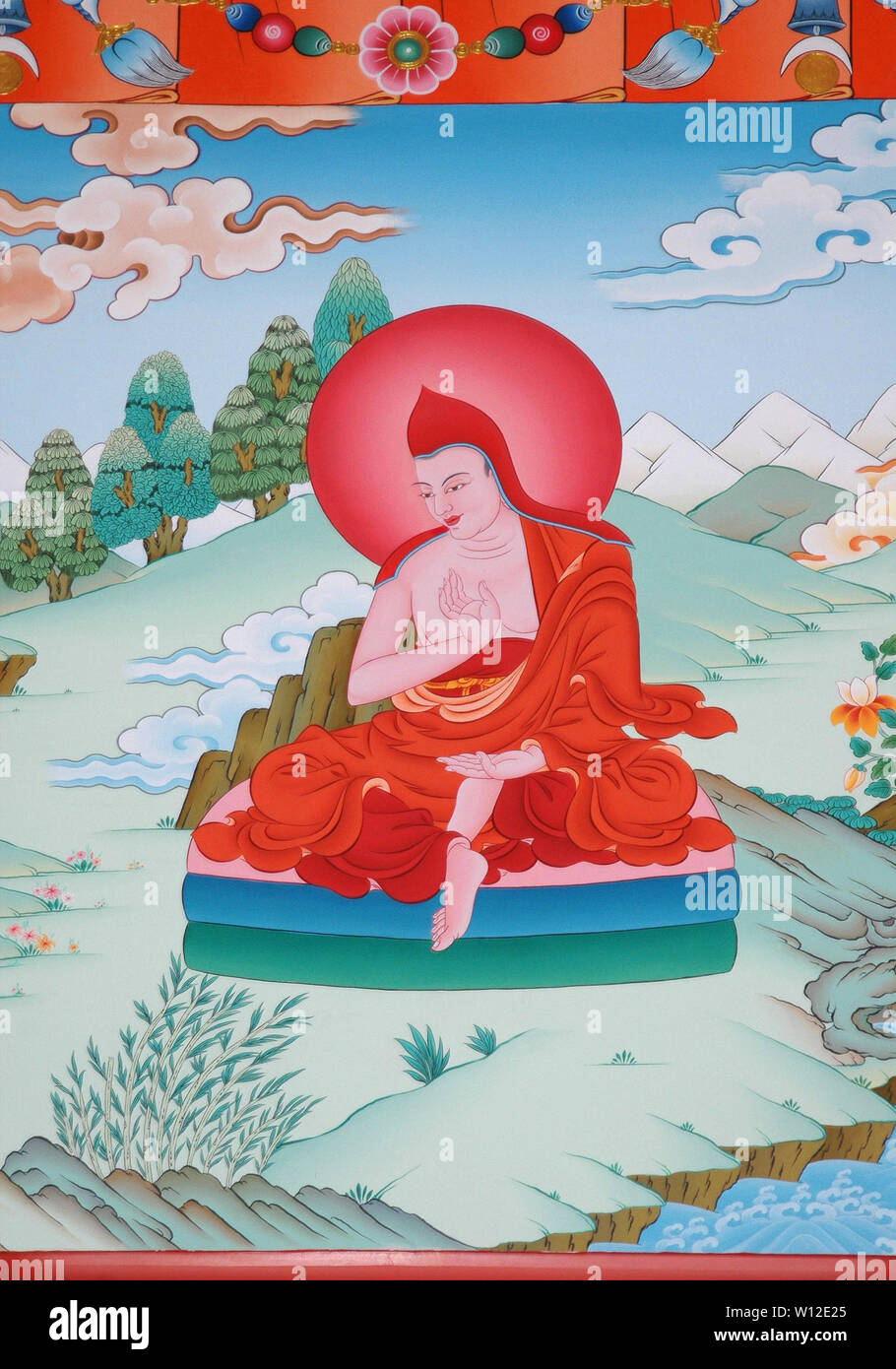 Mur image sacrée de Bouddha en orange les vêtements dans un monastère à Katmandou au Népal Banque D'Images