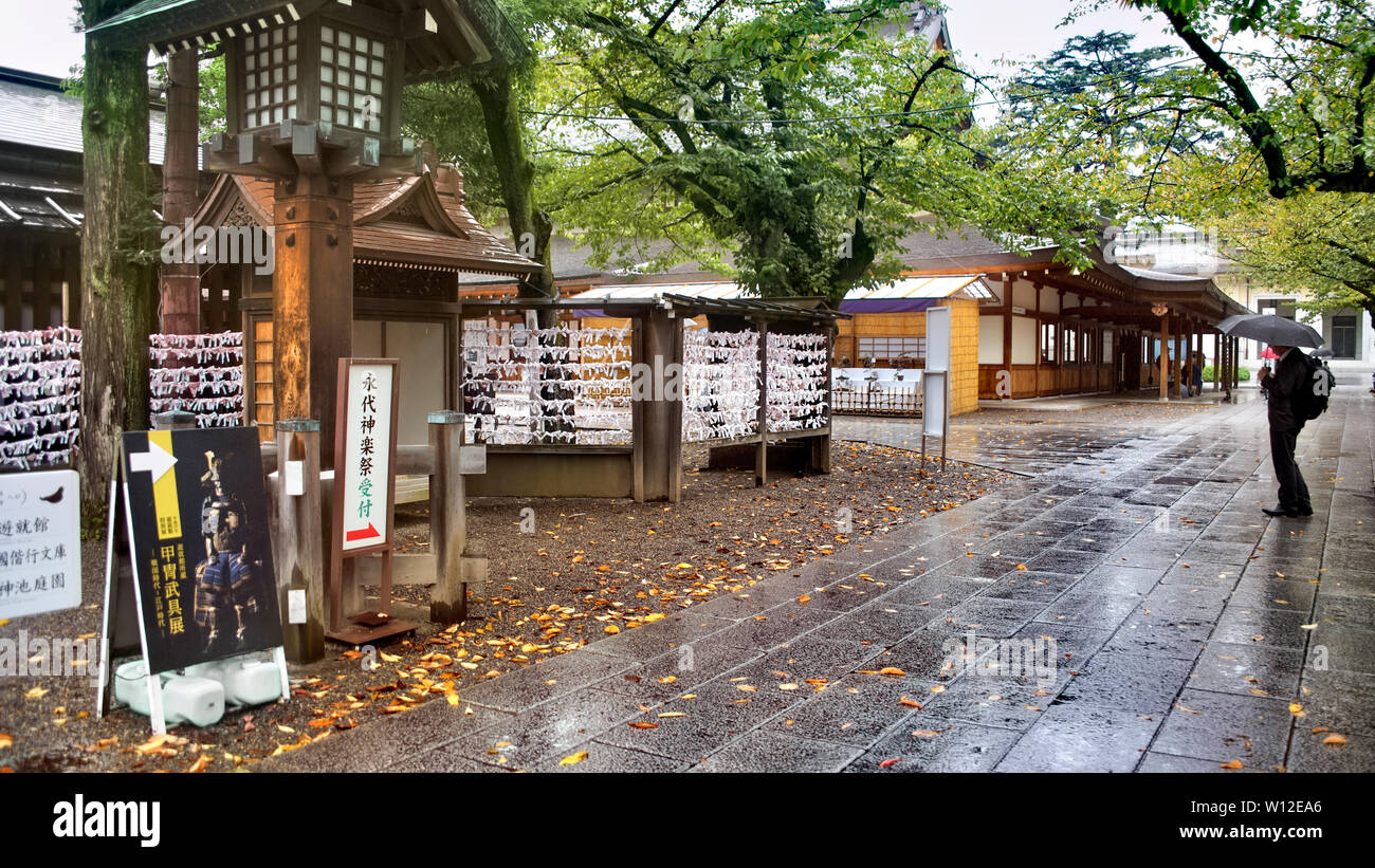 Un homme près de l'entrée de l'ère Meiji Jingu. Jour de pluie. Banque D'Images