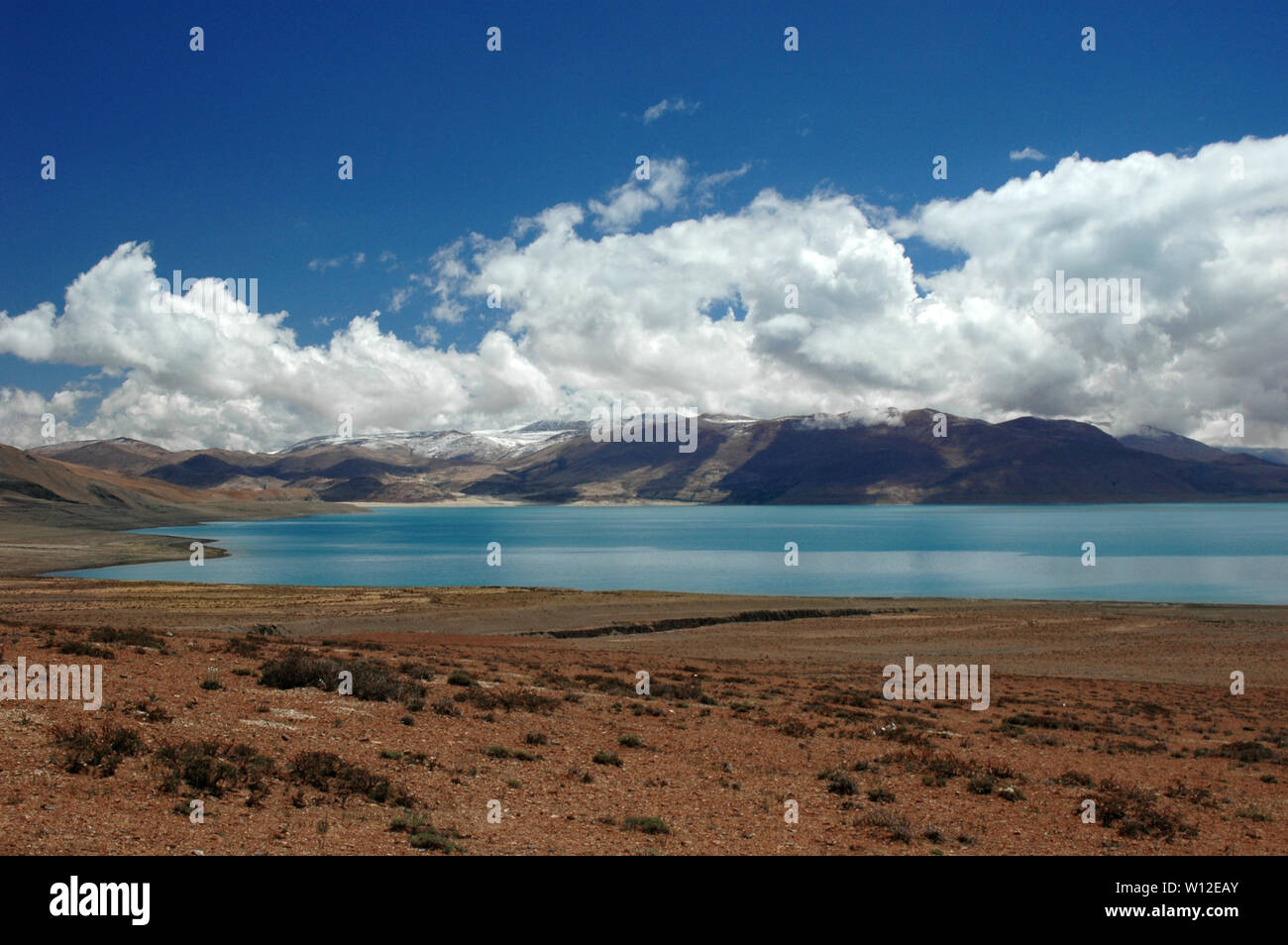 Le bleu du lac Manasarovar au Tibet contre le ciel bleu et les nuages,  Chine Photo Stock - Alamy