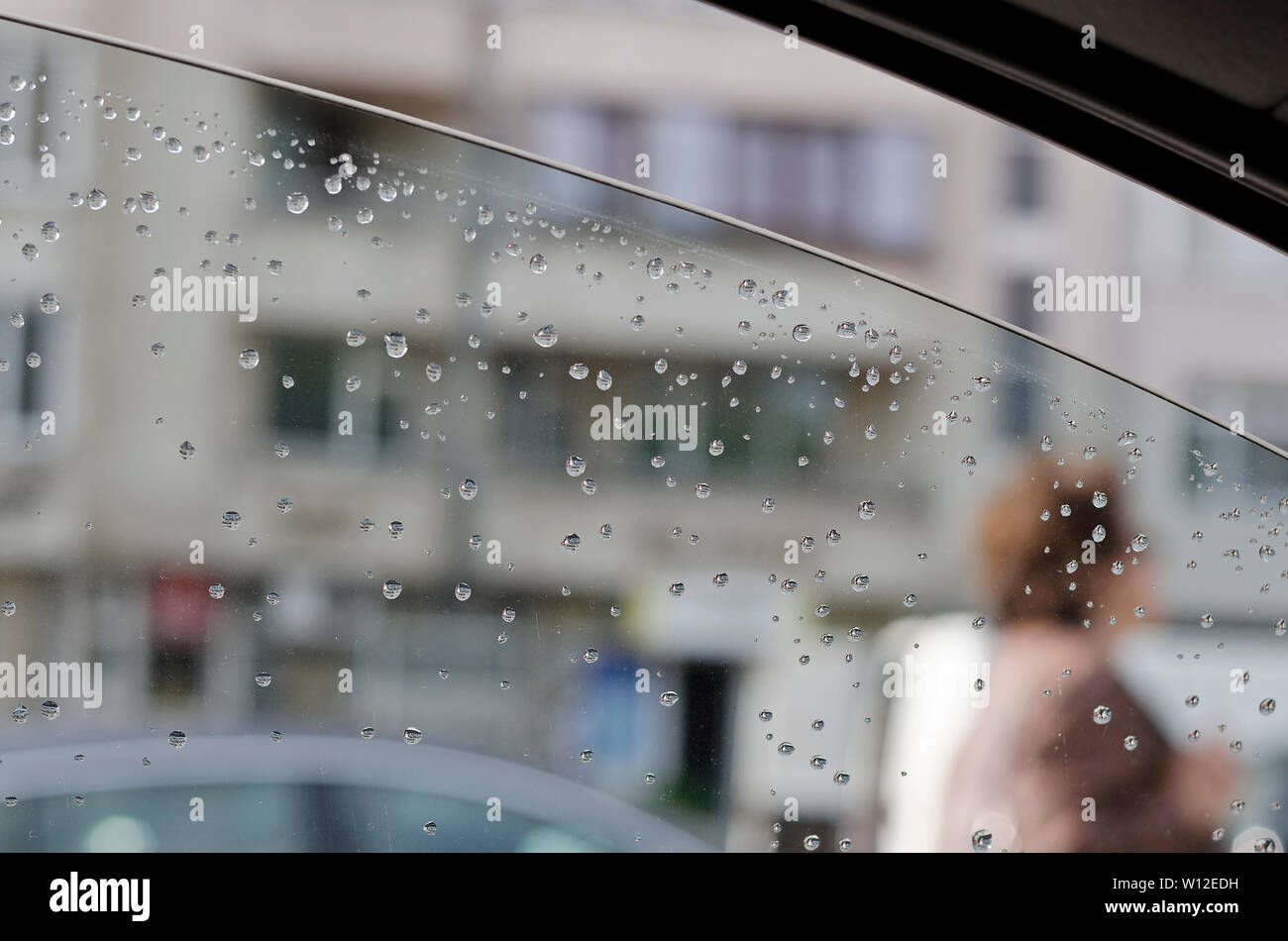 Gouttes de pluie sur la voiture vitre latérale avant du Banque D'Images