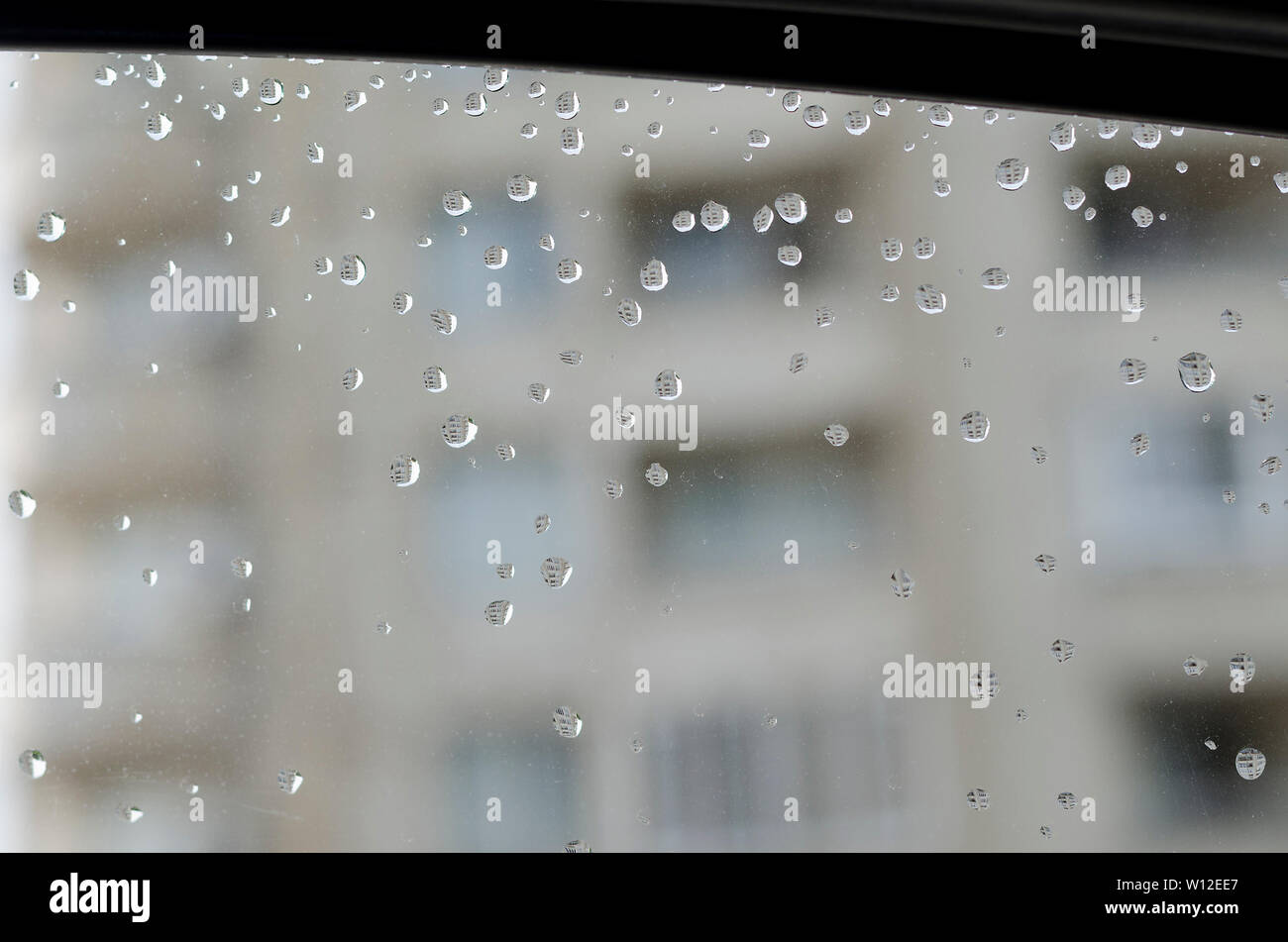 Gouttes de pluie sur la voiture vitre latérale avant du Banque D'Images