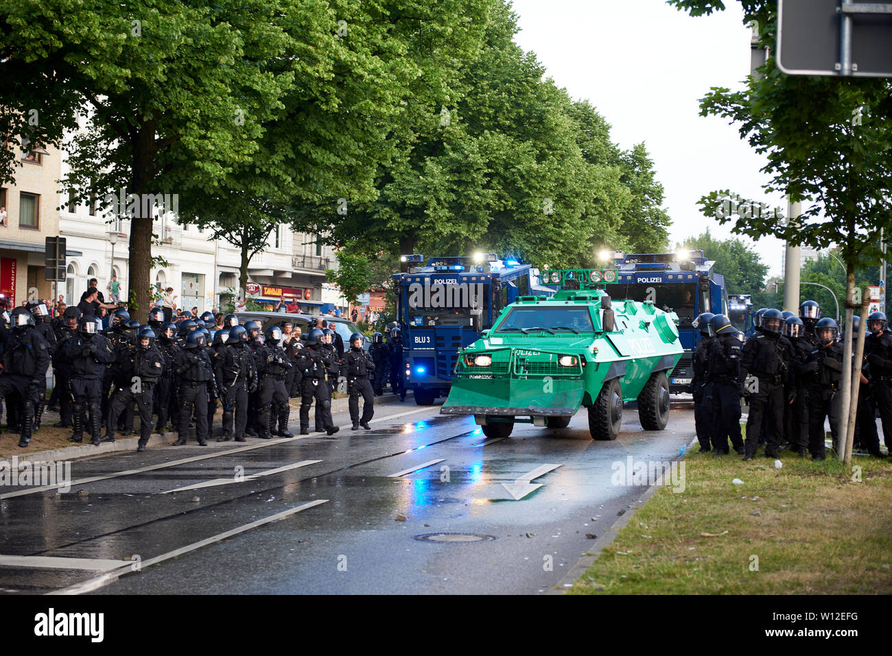 Le sommet du G20 2017 Hambourg était la douzième réunion du Groupe des Vingt (G20), qui a eu lieu le 7-8 juillet 2017, à la Hamburg Messe, dans la ville de Hambourg, Allemagne. Le sommet du G20 a été l'objectif principal de la propagande d'extrême gauche allemand en 2017. Plus de 320 policiers ont été blessés dans les émeutes. Horst Seehofer, le ministre de l'intérieur particulièrement critiqué que les photos de la police en service pendant le sommet ont été réparties dans les réseaux d'extrême gauche. De l'extrême-gauche 1135 incidents violents au cours de cette année en Allemagne, 832 s'est produite pendant le sommet. Banque D'Images