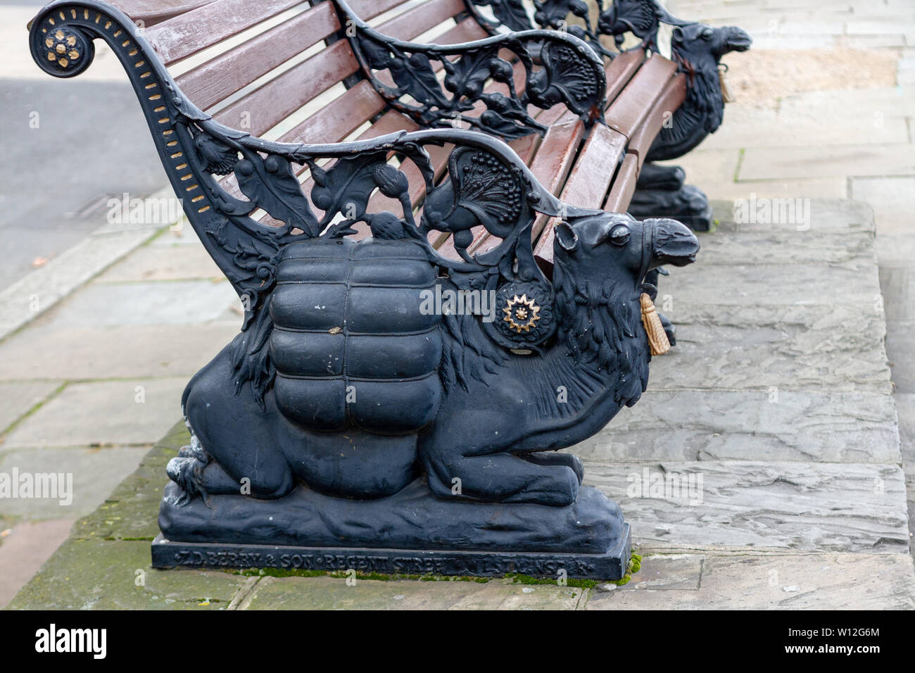 Banc de dromadaire à Londres vu de côté comme détail avec animaux en fonte et élaborer aux éléments en fer forgé Banque D'Images