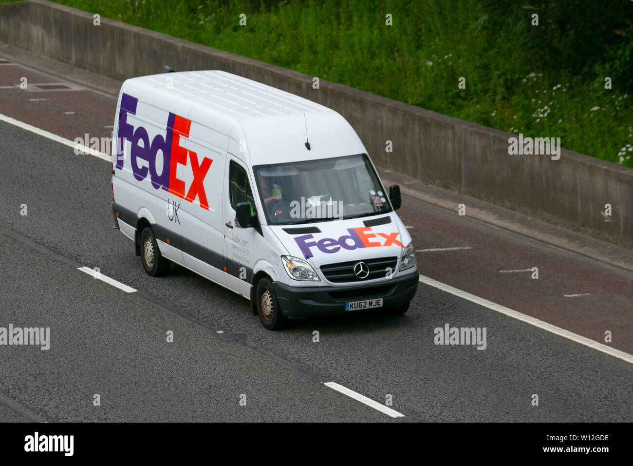 CAMION DE livraison express FEDEX sur la M6, Lancaster, Royaume-Uni; circulation en voiture, transport, moderne, direction nord sur l'autoroute à 3 voies. Banque D'Images