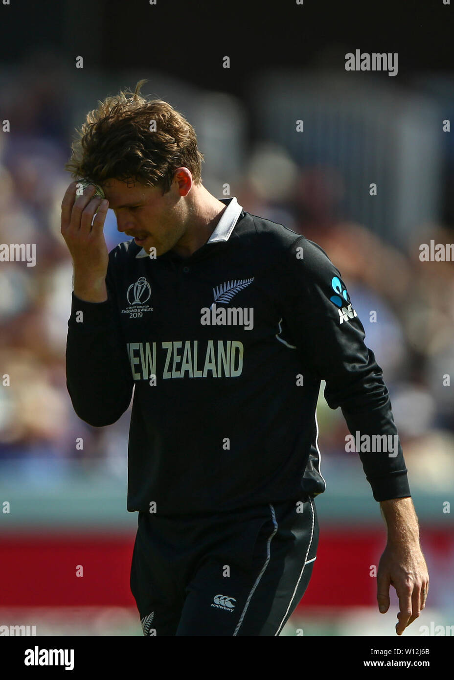 Londres, Royaume-Uni. 29 Juin, 2019. 29 juin 2019, le Lords Cricket Ground, Londres, Angleterre, Coupe du Monde de Cricket ICC, la Nouvelle-Zélande et l'Australie ; Lockie Ferguson de la Nouvelle-Zélande wipes la sueur de son front vers le ballon pour qu'il puisse briller Crédit : Action Plus Sport Images/Alamy Live News Banque D'Images