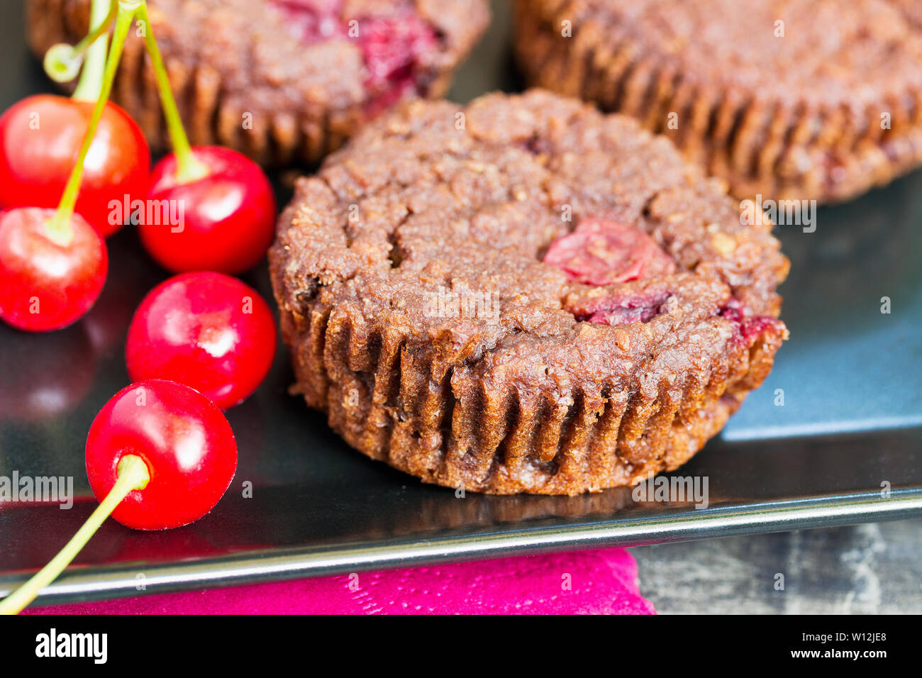 Muffins au chocolat maison avec un griottier Banque D'Images