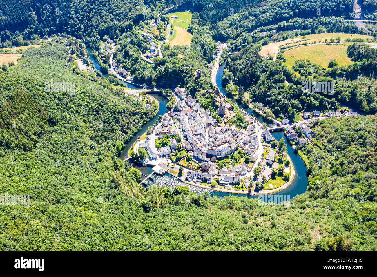 Vue aérienne de Esch-sur-Sure, ville médiévale au Luxembourg, dominé par le château, dans le canton de Wiltz en 9420. Les forêts du Parc Naturel de la Haute-Sûre, méandre o Banque D'Images