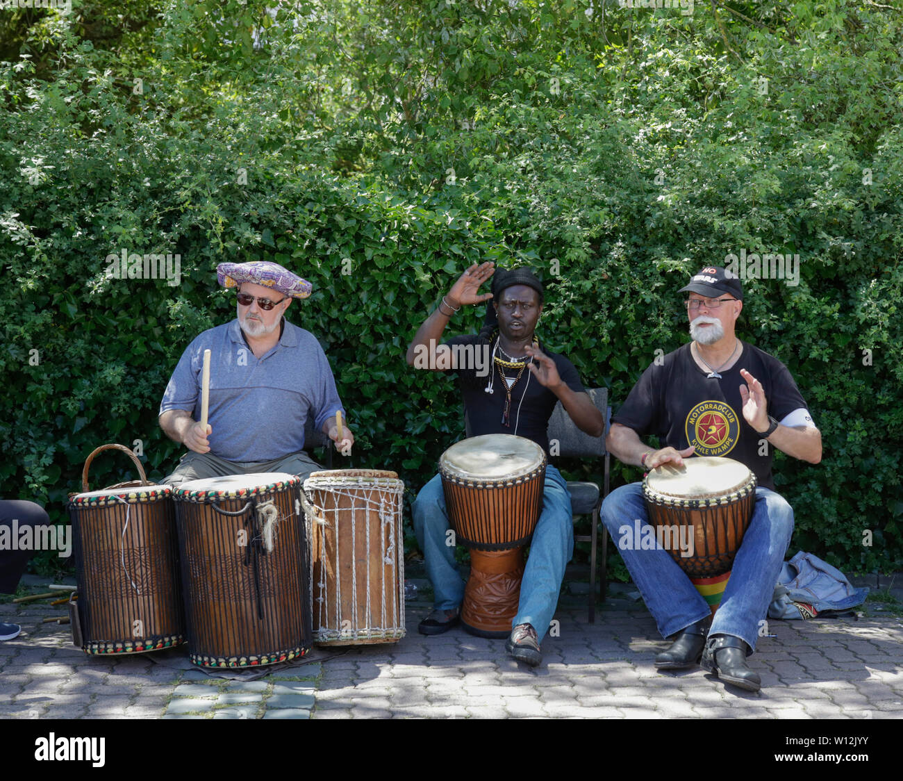 Ramstein, en Allemagne. 29 juin 2019. Un petit groupe de percussionnistes effectuer avant l'ouverture rally.quelques milliers de militants pour la paix à partir de la Base aérienne de Ramstein Stopp a protesté contre la campagne en dehors de la base aérienne de Ramstein US. La protestation a été la fin de cette année, la semaine d'action contre la base aérienne. L'objectif principal de cette année était sur l'implication présumée de la base aérienne dans le drone warfare de l'US Air Force au Moyen-Orient et l'Afrique et l'appel à l'utilisez pas Ramstein pour une future guerre contre l'Iran. Banque D'Images