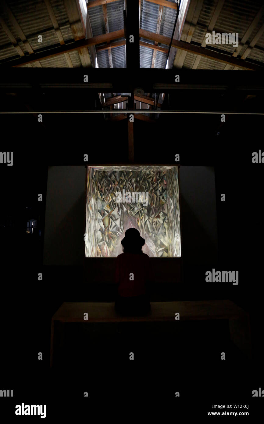 Los Angeles, USA. 28 Juin, 2019. Une femme visite une exposition de l'artiste argentin Guillermo Kuitca à Hauser & Wirth à Los Angeles, États-Unis, le 28 juin 2019. Évoquant les géométries complexes et la superposition de l'information des plans architecturaux et des cartes cartographiques, Kuitca, peintures explorent les thèmes de dislocation. Crédit : Li Ying/Xinhua/Alamy Live News Banque D'Images