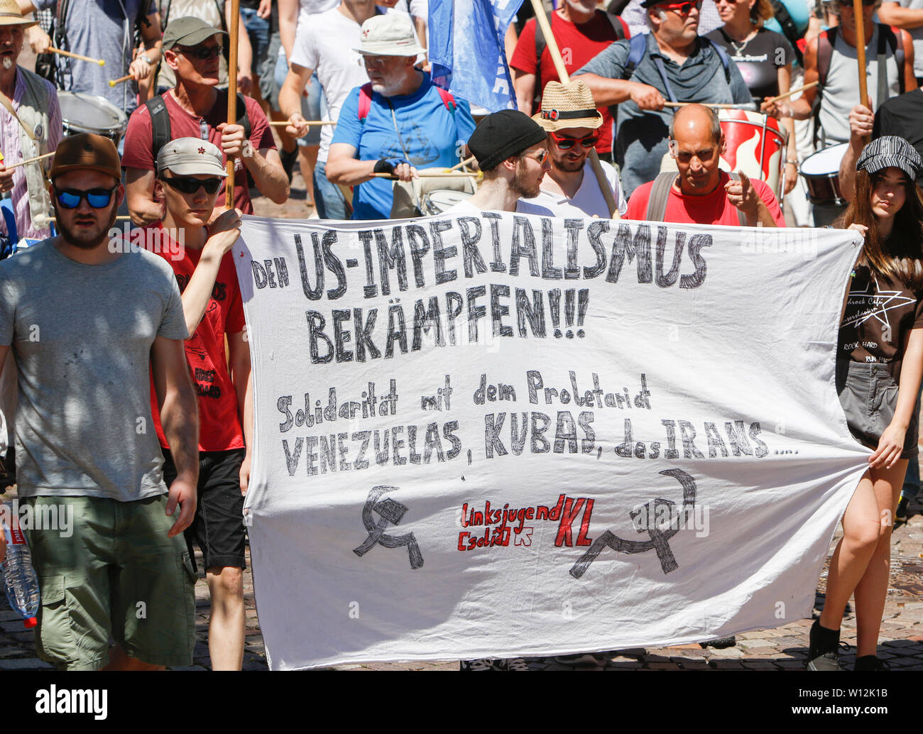 Ramstein, en Allemagne. 29 juin 2019. Les manifestants tenir banner qui lit 'Combattre l'impérialisme américain - Solidarité avec le Venezuela, Cuba et l'Iran'.quelques milliers de militants pour la paix à partir de la Base aérienne de Ramstein Stopp a protesté contre la campagne en dehors de la base aérienne de Ramstein US. La protestation a été la fin de cette année, la semaine d'action contre la base aérienne. L'objectif principal de cette année était sur l'implication présumée de la base aérienne dans le drone warfare de l'US Air Force au Moyen-Orient et l'Afrique et l'appel à l'utilisez pas Ramstein pour une future guerre contre l'Iran. Banque D'Images