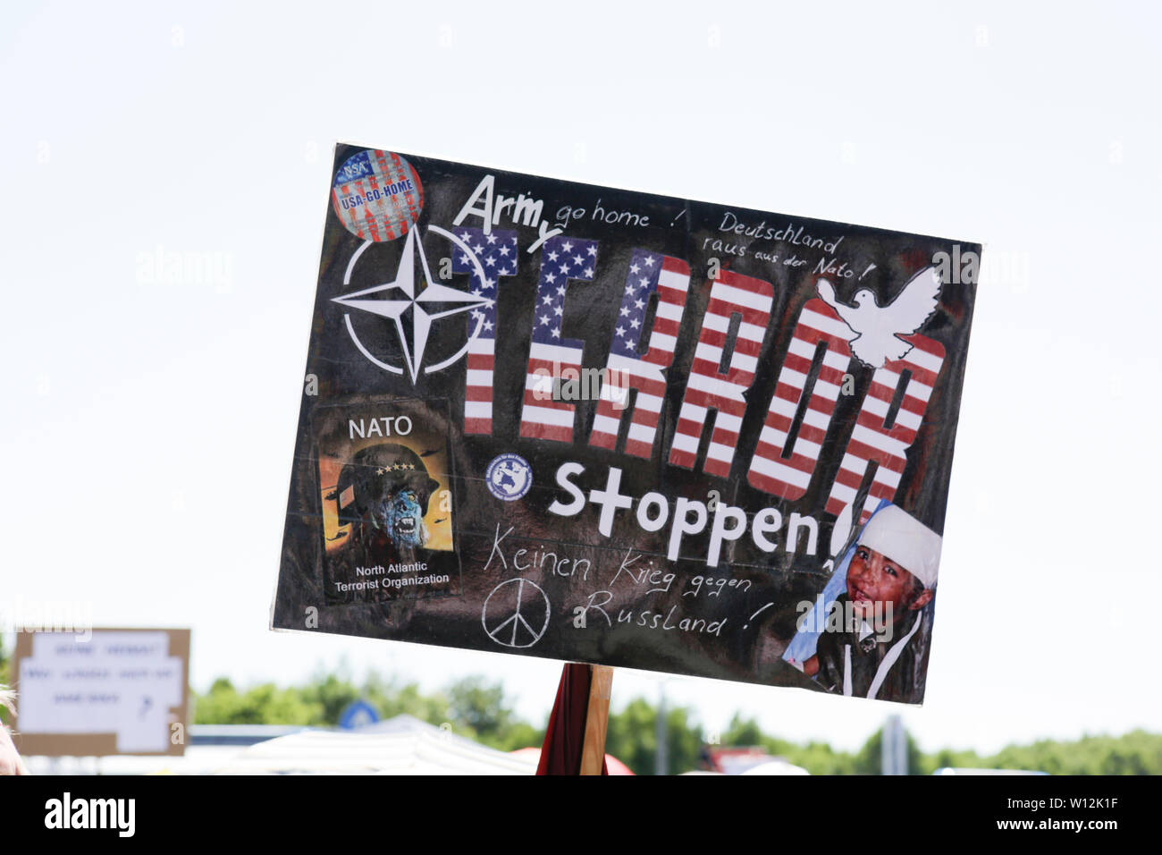 Ramstein, en Allemagne. 29 juin 2019. Un manifestant tient une pancarte qui dit 'Stop à la terreur de l'Armée'.quelques milliers de militants pour la paix à partir de la Base aérienne de Ramstein Stopp a protesté contre la campagne en dehors de la base aérienne de Ramstein US. La protestation a été la fin de cette année, la semaine d'action contre la base aérienne. L'objectif principal de cette année était sur l'implication présumée de la base aérienne dans le drone warfare de l'US Air Force au Moyen-Orient et l'Afrique et l'appel à l'utilisez pas Ramstein pour une future guerre contre l'Iran. Banque D'Images