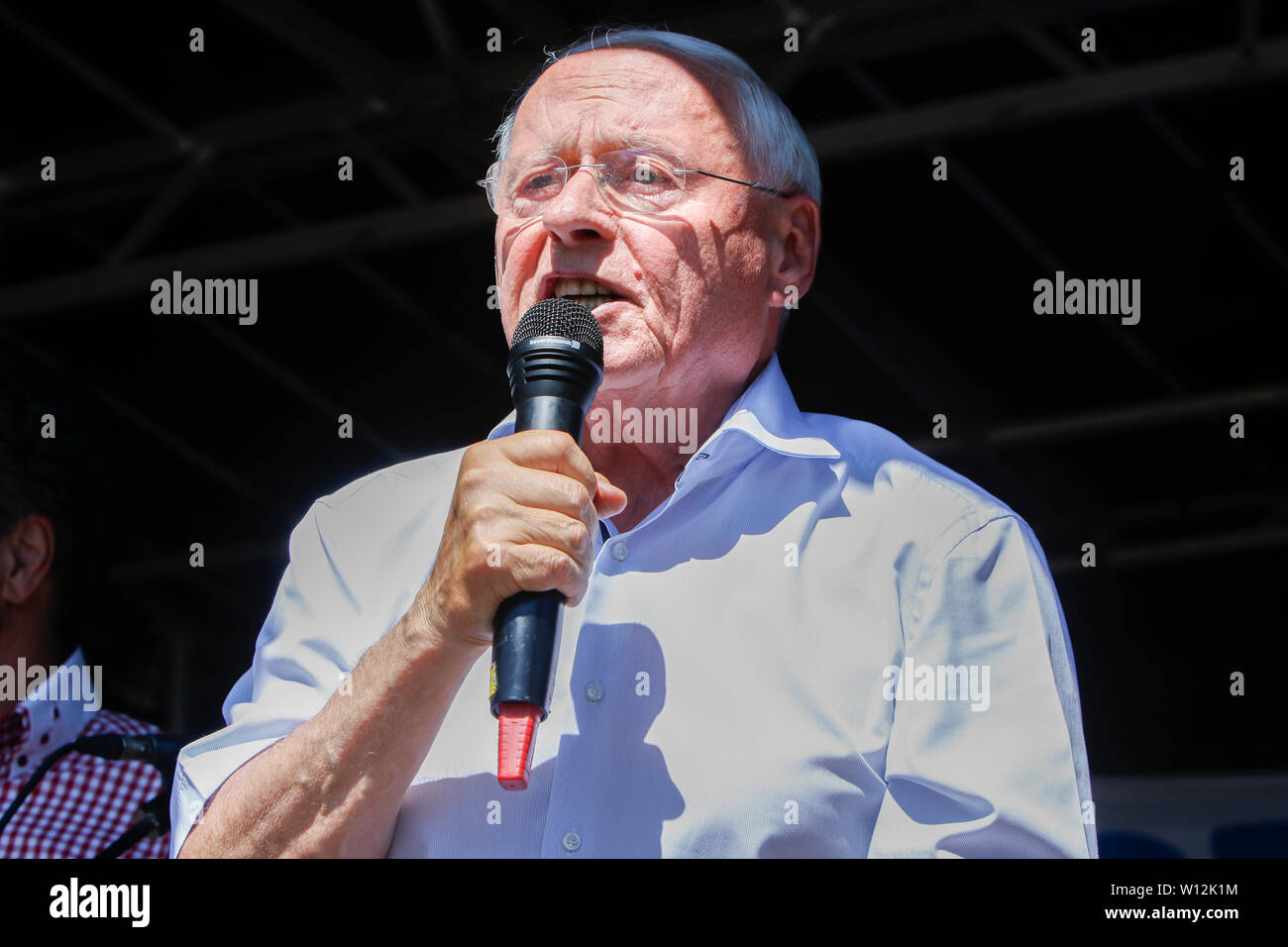 Ramstein, en Allemagne. 29 juin 2019. Oskar Lafontaine, chef de l'opposition à la Sarre pour die Linke (la gauche), s'adresse à la foule lors de la clôture rally.quelques milliers de militants pour la paix à partir de la Base aérienne de Ramstein Stopp a protesté contre la campagne en dehors de la base aérienne de Ramstein US. La protestation a été la fin de cette année, la semaine d'action contre la base aérienne. L'objectif principal de cette année était sur l'implication présumée de la base aérienne dans le drone warfare de l'US Air Force au Moyen-Orient et l'Afrique et l'appel à l'utilisez pas Ramstein pour une future guerre contre l'Iran. Banque D'Images